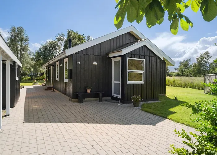 3 Bedroom Amazing In Holiday home Hals